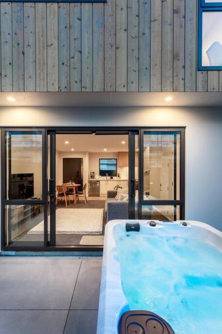 Apartamento Stylish Townhouse With Hot Tub Christchurch Exterior foto