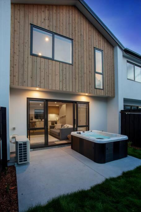 Apartamento Stylish Townhouse With Hot Tub Christchurch Exterior foto