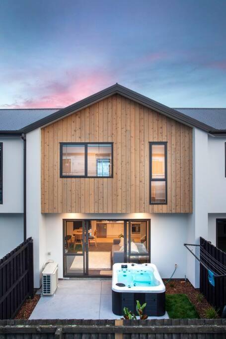 Apartamento Stylish Townhouse With Hot Tub Christchurch Exterior foto