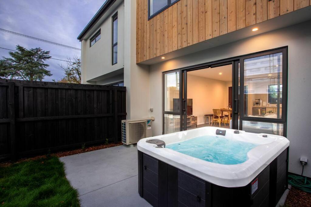 Apartamento Stylish Townhouse With Hot Tub Christchurch Exterior foto